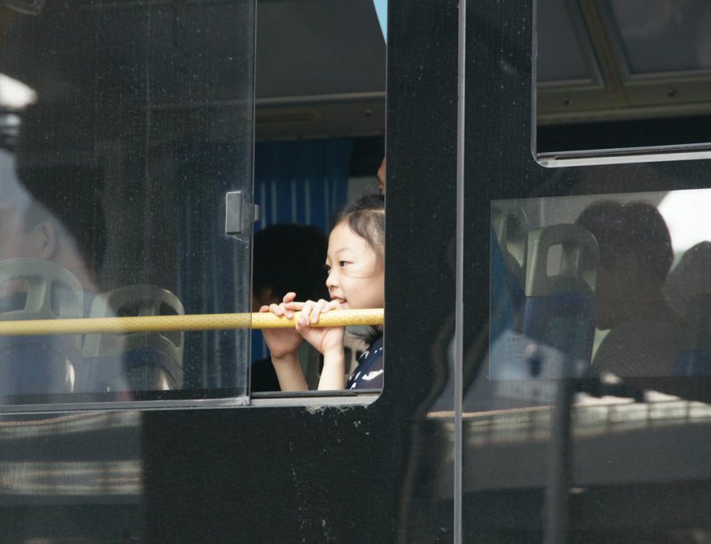 China, Kind im Bus (Foto: Mathilde Grünewald)